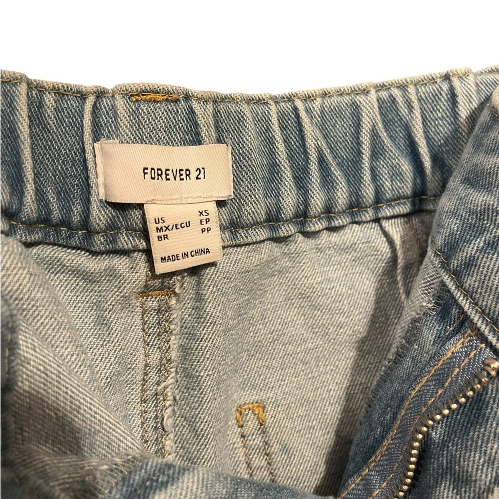Light-wash Women’s Cargo Jeans - Picture 4 of 4